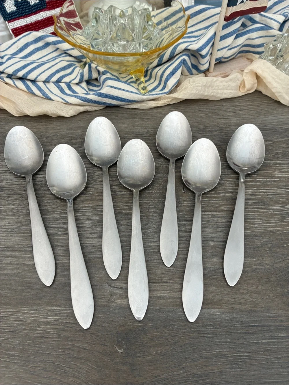 Oneida Flatware Stainless 47 pieces Sleek Satin Finish